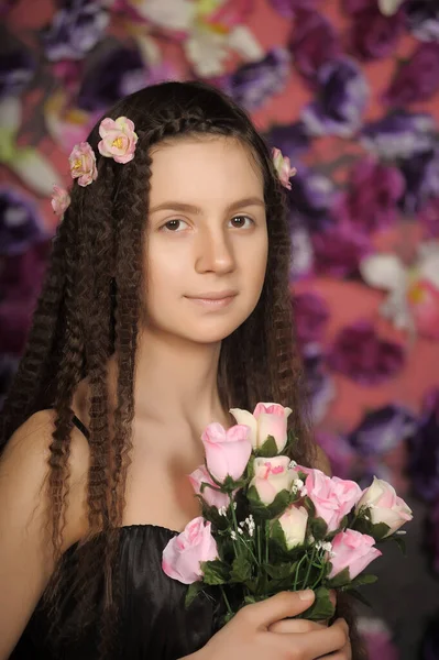 Flicka Tonåring Brunett Porträtt Med Rosor Frisyr Blommig Bakgrund — Stockfoto