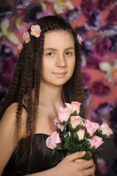 Дівчина Підліток Брюнетка Портрет Трояндами Зачісці Квітковому Тлі — стокове фото