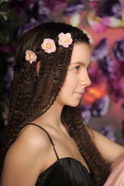 Menina Adolescente Morena Retrato Com Rosas Penteado Fundo Floral — Fotografia de Stock