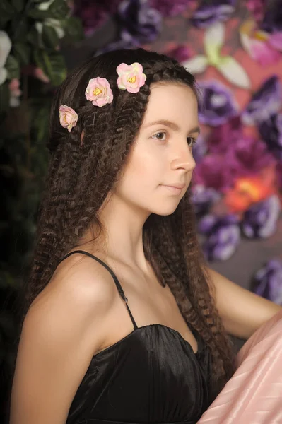 Dívka Teenager Brunetka Portrét Růžemi Účesu Květinovém Pozadí — Stock fotografie