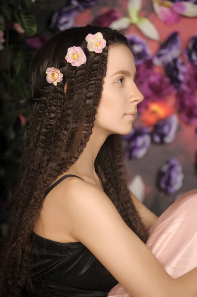 Κορίτσι Έφηβος Μελαχρινή Πορτρέτο Τριαντάφυλλα Hairstyle Ένα Floral Φόντο — Φωτογραφία Αρχείου