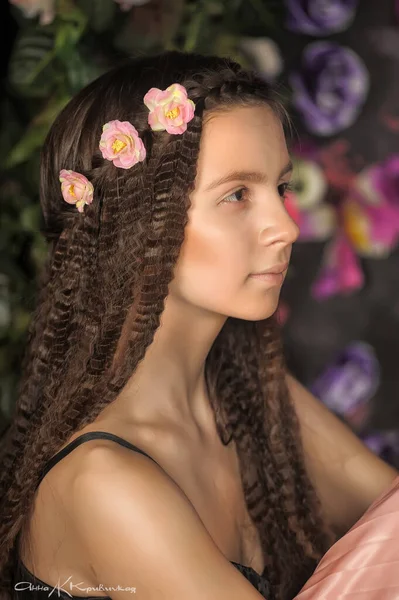 Mädchen Teenager Brünette Porträt Mit Rosen Frisur Auf Einem Floralen — Stockfoto