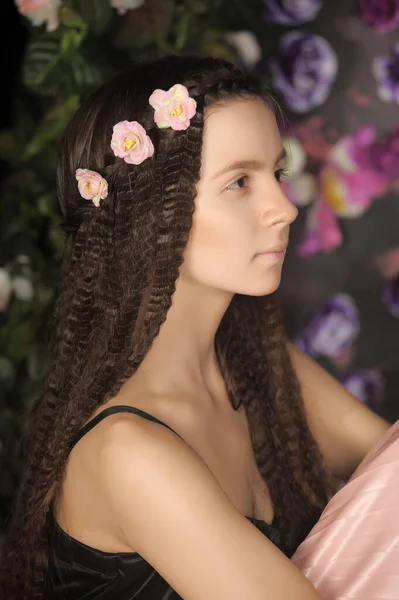 Genç Kız Esmer Portresi Çiçek Arkaplanda Saç Stili Güller — Stok fotoğraf