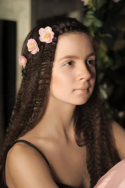 Menina Adolescente Morena Retrato Com Rosas Penteado Fundo Floral — Fotografia de Stock