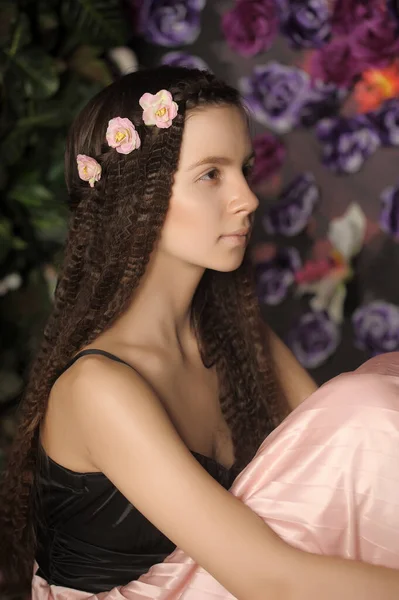 Chica Adolescente Morena Retrato Con Rosas Peinado Sobre Fondo Floral — Foto de Stock