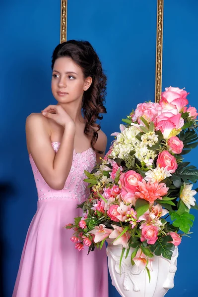 Piękna Dziewczyna Różowej Sukience Pokoju Kwiatami — Zdjęcie stockowe