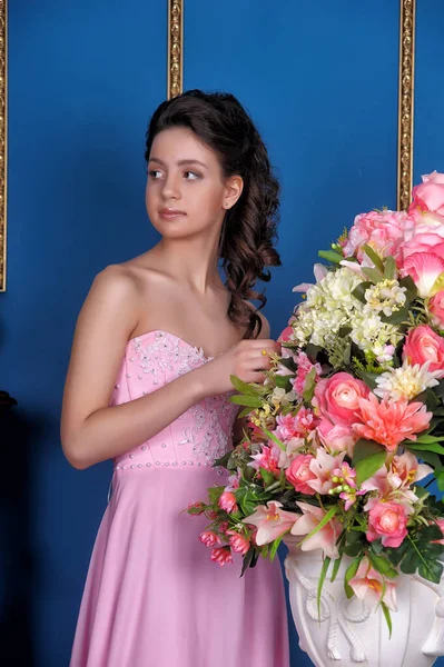 Çiçekli Bir Odada Pembe Elbiseli Güzel Bir Kız — Stok fotoğraf