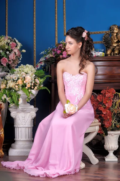 Szép Lány Rózsaszín Ruhában Egy Szobában Virágokkal — Stock Fotó