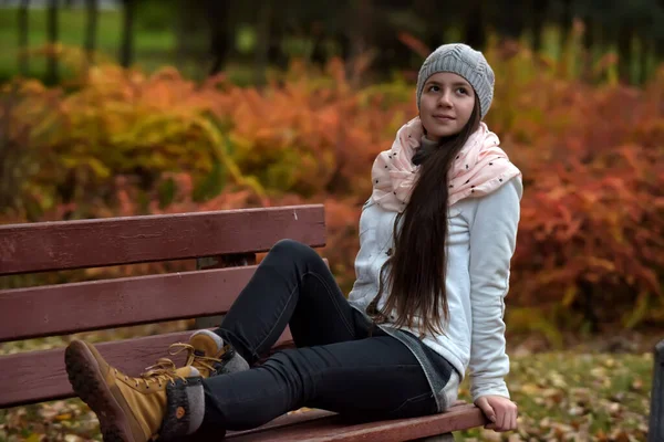 Menina Adolescente Sentada Banco Parque Outono — Fotografia de Stock