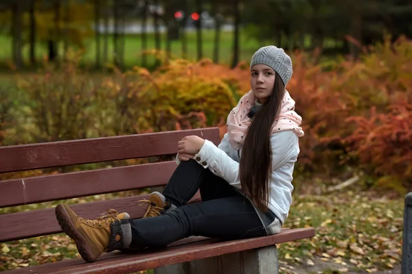Teenie Mädchen Sitzt Herbst Auf Einer Parkbank — Stockfoto