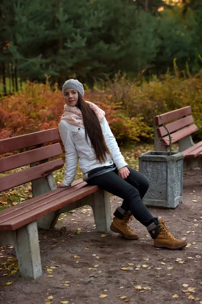 Tiener Meisje Zitten Een Park Bank Herfst — Stockfoto