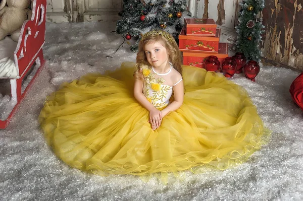 Giovane Principessa Bionda Vestito Giallo Intelligente — Foto Stock