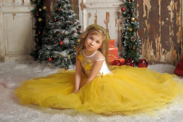 若いですブロンド姫でAスマート黄色のドレス — ストック写真