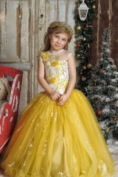 Молодая Блондинка Принцесса Красивом Желтом Платье — стоковое фото