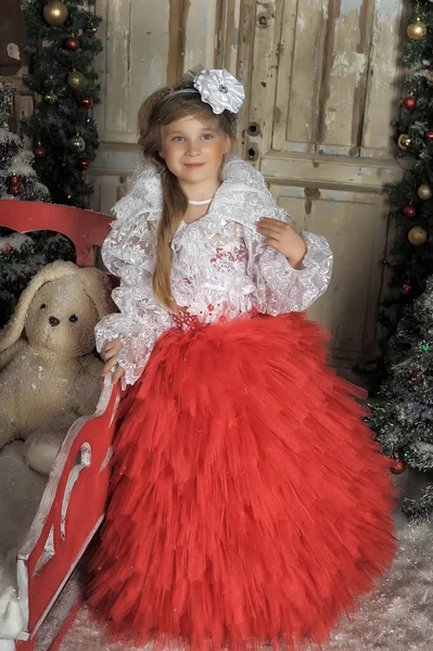 Jovem Princesa Loira Salão Baile Chique Vermelho Com Vestido Branco — Fotografia de Stock