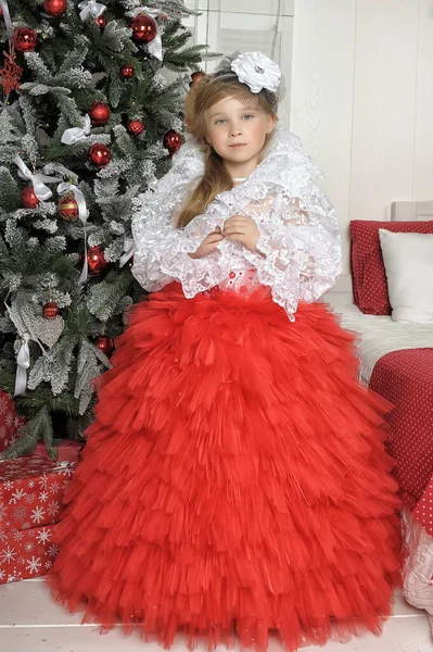 Giovane Principessa Bionda Una Sala Ballo Chic Rosso Con Abito — Foto Stock