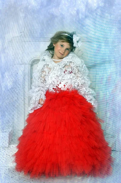 Молодая Блондинка Принцесса Шикарном Бальном Зале Красного Цвета Белым Платьем — стоковое фото