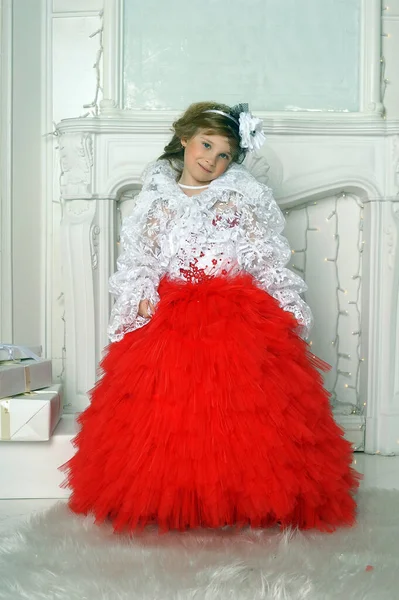 年轻的金发公主 穿着漂亮的红色球衣 身穿白色连衣裙 — 图库照片