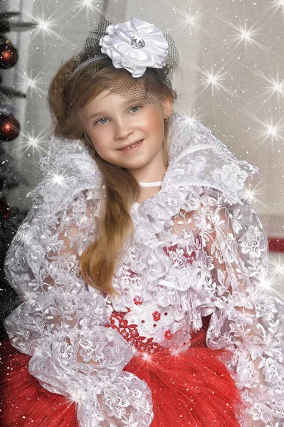 Jong Blond Prinses Een Chique Balzaal Rood Met Witte Jurk — Stockfoto