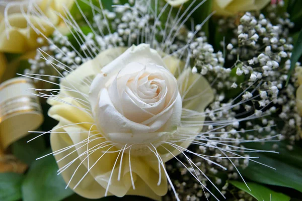 Belle Rose Blanche Dans Bouquet Mariage — Photo