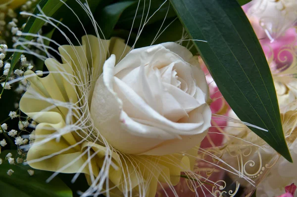 婚礼花束中的美丽的白玫瑰 — 图库照片