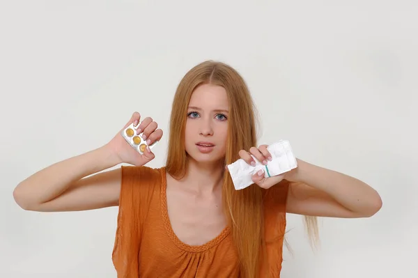 Jovem Bonita Com Pacotes Pílulas Nas Mãos Sobre Fundo Branco — Fotografia de Stock