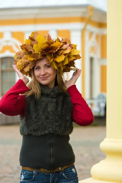 Vacker Kvinna Blond Krans Lönnlöv Hösten — Stockfoto