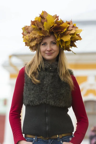 美しい女性ブロンドは秋にカエデの葉のリース — ストック写真