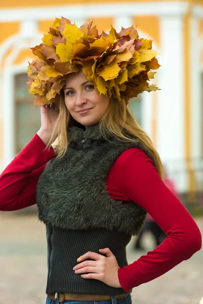 Mooie Vrouw Blond Een Krans Van Esdoorn Bladeren Herfst — Stockfoto