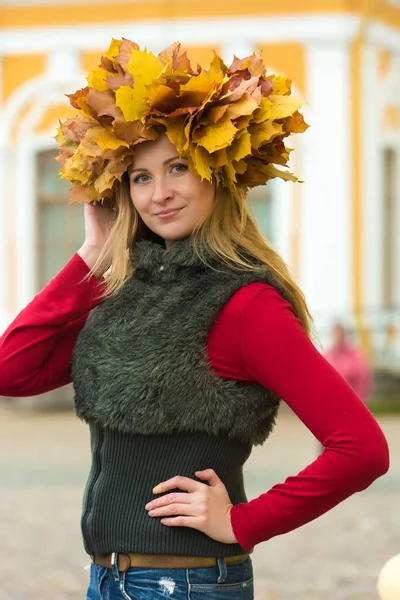 Belle Femme Blonde Dans Une Couronne Feuilles Érable Automne — Photo