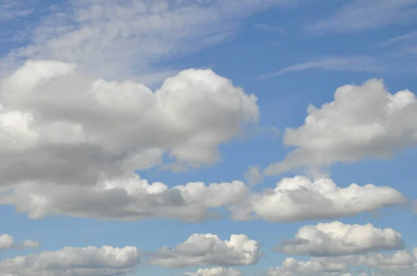 Nuvens Brancas Com Céu Azul — Fotografia de Stock