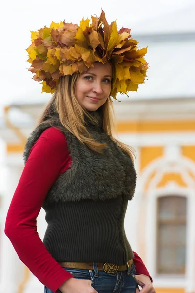 Belle Femme Blonde Dans Une Couronne Feuilles Érable Automne — Photo