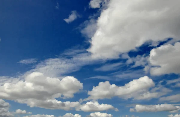 Witte Wolken Met Blauwe Lucht — Stockfoto