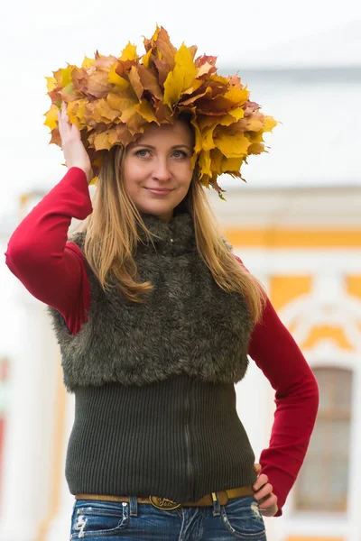 Όμορφη Γυναίκα Ξανθιά Ένα Στεφάνι Από Φύλλα Σφενδάμου Φθινόπωρο — Φωτογραφία Αρχείου