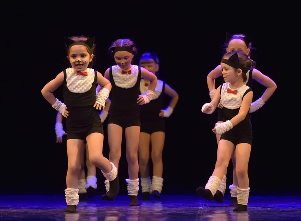 Rusia San Petersburgo 2019 Niños Pequeños Pantalones Negros Camisetas Bailan — Foto de Stock