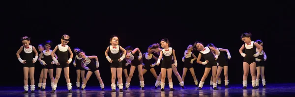 俄罗斯圣彼得堡 2019年5月20日身穿黑裤子和T恤衫的孩子们在舞台上跳舞 — 图库照片