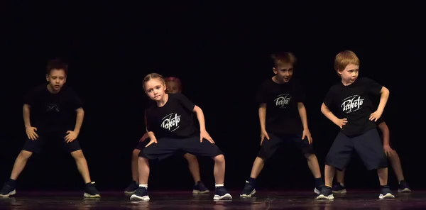 Rusia San Petersburgo 2019 Niños Pequeños Pantalones Negros Camisetas Bailan —  Fotos de Stock