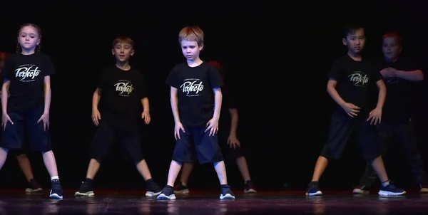 Rosja Sankt Petersburg 2019 Małe Dzieci Czarnych Spodniach Koszulkach Tańczą — Zdjęcie stockowe