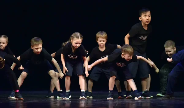 Rusia San Petersburgo 2019 Niños Pequeños Pantalones Negros Camisetas Bailan —  Fotos de Stock