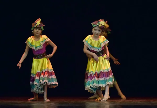 Russia San Pietroburgo 2019 Bambini Costumi Colorati Ballano Danza Messicana — Foto Stock