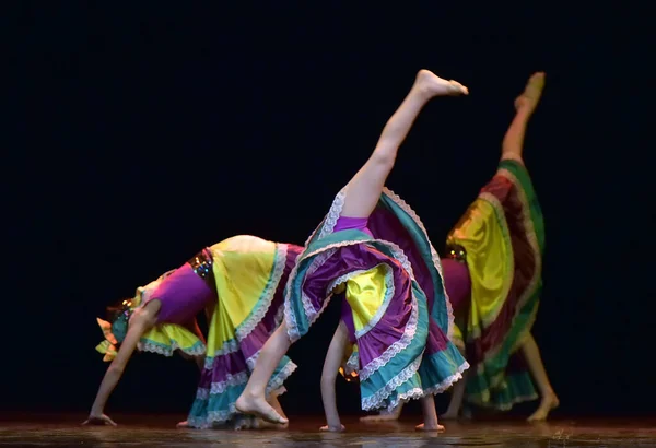 Rusia San Petersburgo 2019 Los Niños Trajes Coloridos Bailan Danza — Foto de Stock