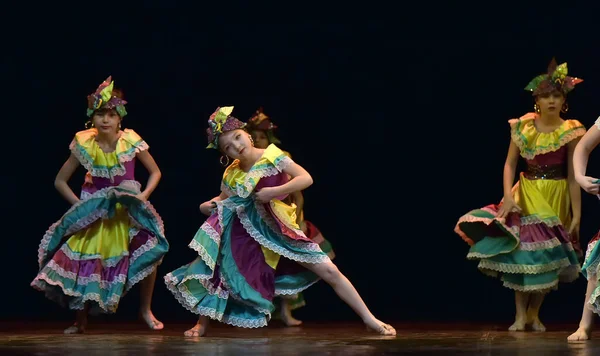 Rússia São Petersburgo 2019 Crianças Trajes Coloridos Dançam Dança Mexicana — Fotografia de Stock