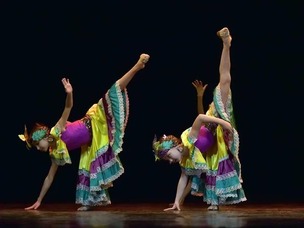 Rosja Sankt Petersburg 2019 Dzieci Kolorowych Kostiumach Tańczą Meksykański Taniec — Zdjęcie stockowe