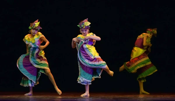 Venäjä Pietari 2019 Lapset Värikkäissä Puvuissa Tanssivat Meksikolaista Tanssia Lavalla — kuvapankkivalokuva