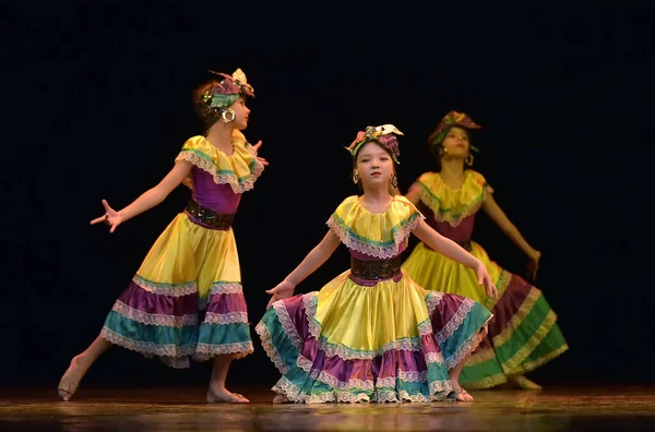 Russia San Pietroburgo 2019 Bambini Costumi Colorati Ballano Danza Messicana — Foto Stock