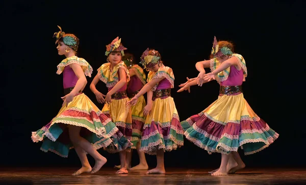 Russia San Pietroburgo 2019 Bambini Costumi Colorati Ballano Danza Messicana — Foto Stock