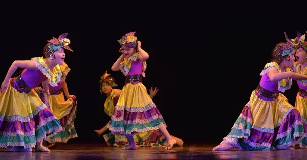 Russland Petersburg 2019 Kinder Bunten Kostümen Tanzen Mexikanischen Tanz Auf — Stockfoto
