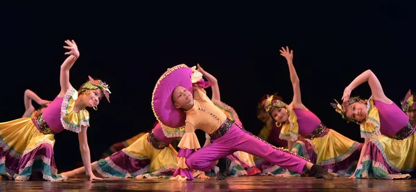 Rusko Petrohrad 2019 Děti Barevných Kostýmech Tančí Mexický Tanec Jevišti — Stock fotografie