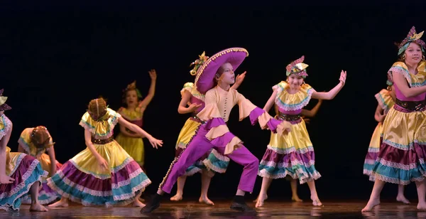 Ryssland Petersburg 2019 Barn Färgglada Kostymer Dansar Mexikansk Dans Scen — Stockfoto