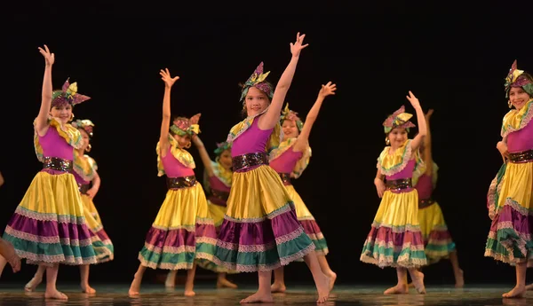 Росія Санкт Петербург 2019 Діти Барвистих Костюмах Танцюють Мексиканський Танець — стокове фото